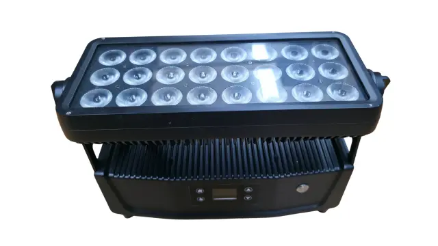 Wallwash 300W Akku Ip65 4er Case 24 × 15 W RGBWA+UV | Outdoor IP65 | Funk-DMX