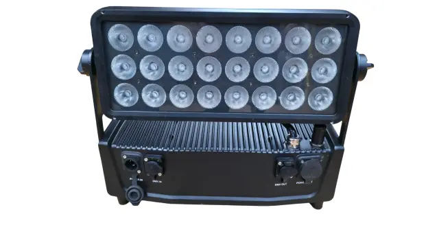 Wallwash 300W Akku Ip65 4er Case 24 × 15 W RGBWA+UV | Outdoor IP65 | Funk-DMX